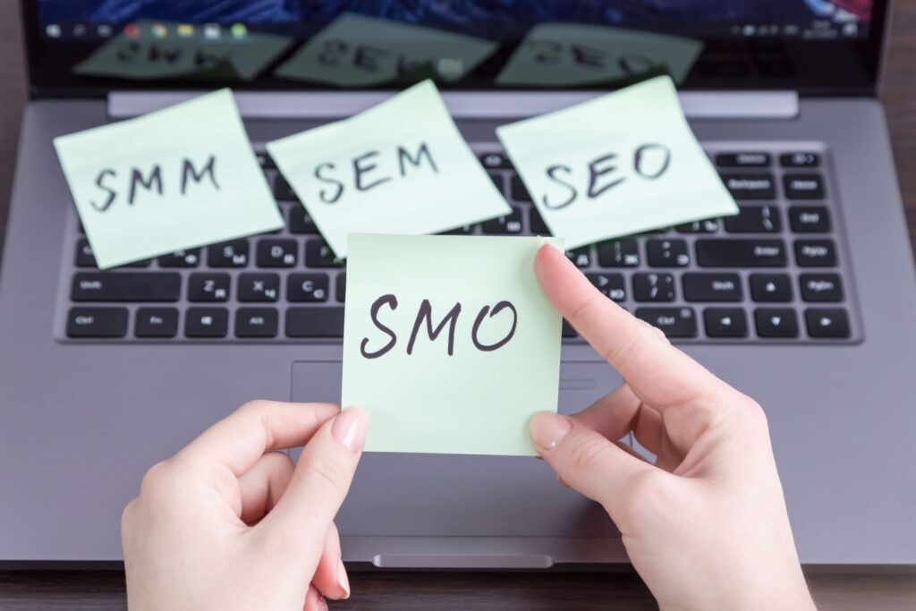 Muistilaput SEO, SEM, SMM ja SMO kannettavan tietokoneen näppäimistöllä