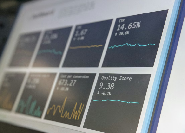 tietokoneen näytöllä SEO-auditointia eri arvojen tukemana